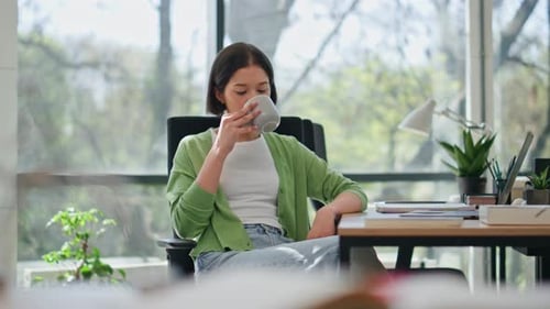 Dame genießt Teetassenpause, sitzend, Schreibtisch, Nahaufnahme, Geschäftsfrau, entspannt