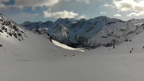 Vidéo aérienne d'un téléphérique et de personnes faisant du snowboard et du ski dans le Tyrol du Sud