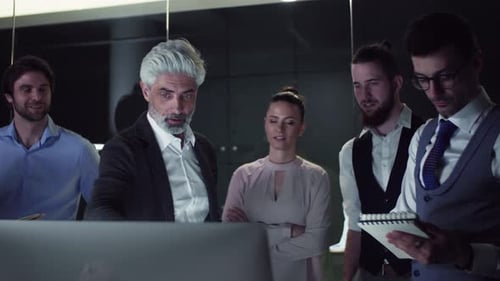 Colaboração da equipe de negócios em um escritório moderno discutindo problemas juntos