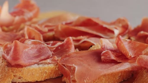 Jamon Iberico Tapas Close Up Chef cuisinant le meilleur café à tapas espagnol au jambon et au porc avec des plats traditionnels