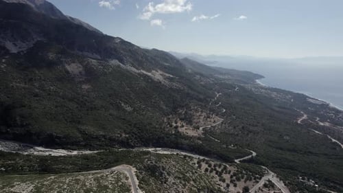 Drohnenvideo über dem Llogara-Gebirgspass auf SH8, Albanien. Frontaufnahme über den Berg Maja de Cikes