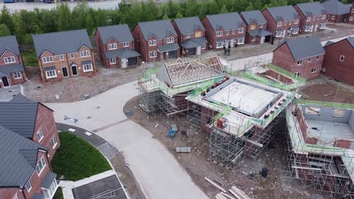 Proyecto de estudio del sitio de construcción de viviendas modernas sin terminar en el Reino Unido, vista aérea sobre andamios