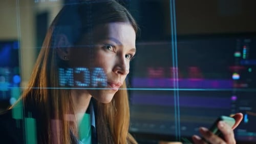 Gestionnaire occupé à calculer des données dans un hologramme numérique en gros plan. Trader Hold ciblé