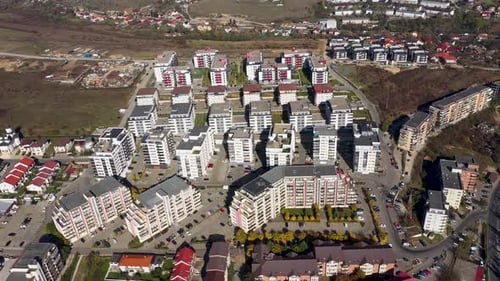 Luftaufnahme eines großen städtischen Wohngebiets mit zahlreichen Hochhäusern, umgeben