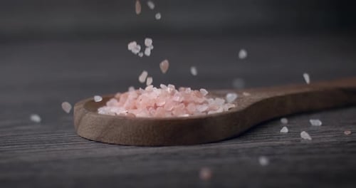 Sal rosa del Himalaya en cámara lenta.