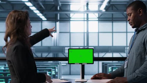 Techniker, die den Serverraum mit Mockup-Geräten beaufsichtigen und die Dokumentation lesen