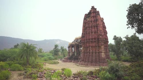 Vue panoramique d'un ancien temple hindou doté d'une belle architecture à Bhand Devra, groupe de temples en R.