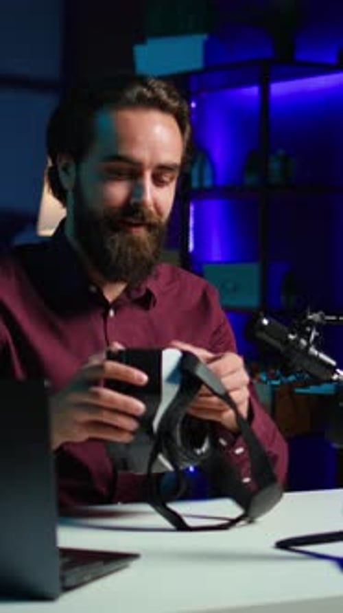 Vertikaler Videofokus auf einem Smartphone, das an einem Stativ befestigt ist, das von Online Star verwendet wird