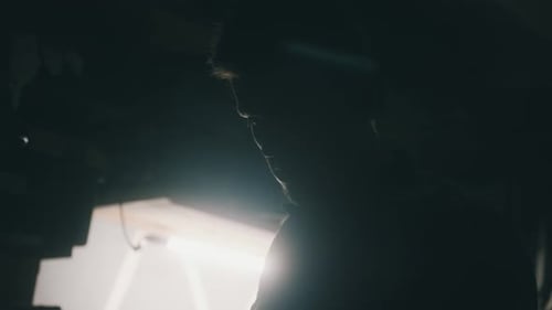 Portrait d'un ingénieur masculin travaillant dans un atelier sombre