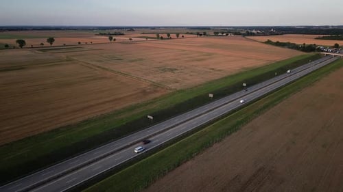 Luftbild der Autobahnstraße mit Autoverkehr auf dem Land