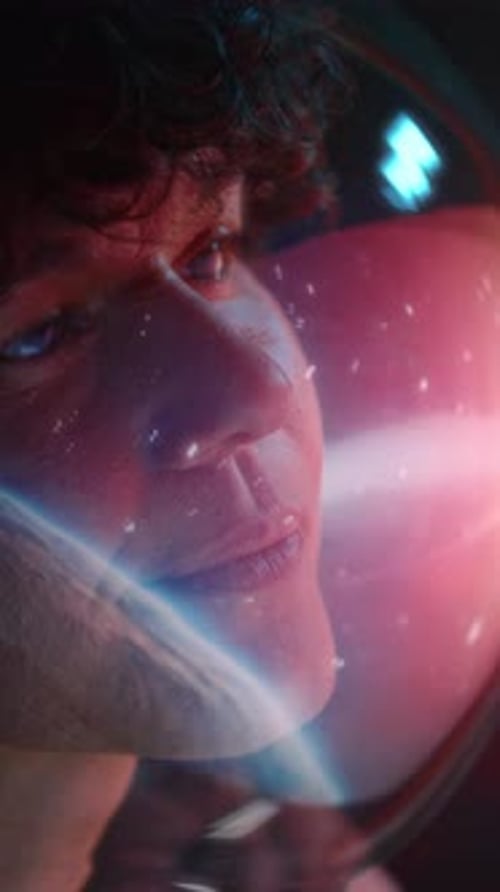 Une femme de l'espace adulte admirant une constellation d'étoiles dans l'espace