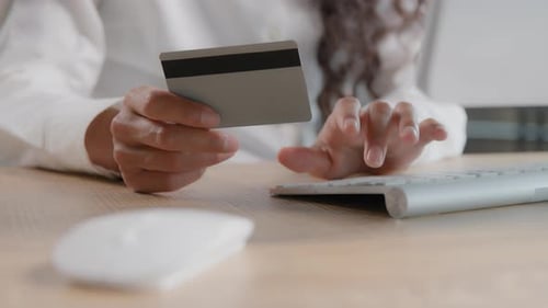 Nahaufnahme Weibliche Hände Nicht wiederzuerkennen Frau gibt Kreditkartendaten in Computer ein Zahlungsrechnung