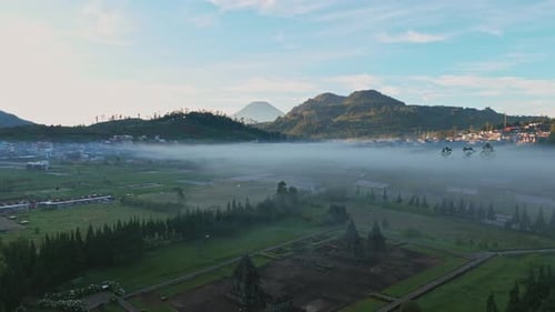 Luftaufnahme des Arjuna-Tempelkomplexes auf dem Dieng-Plateau, Indonesien.