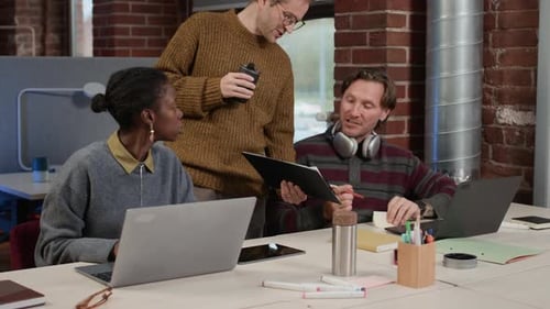 Multiethnisches Geschäftsteam arbeitet an einem neuen Projekt in einem modernen Büro