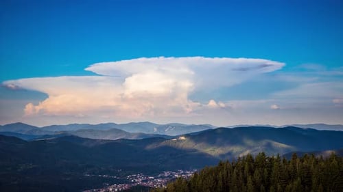 De dangereux nuages se dispersent dans le ciel à la suite d'une explosion dans les profondeurs des Rhodopes avec