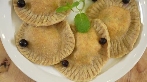 Frisch gekochte hausgemachte Ravioli mit Käse, serviert auf einem Teller