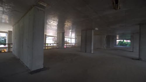 La caméra se déplace dans le haut bâtiment du chantier avec vue sur la ville