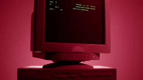 Retro-PC mit Ladecode Konsolen-Programmierer Skripte erstellen Grüner Basisbildschirm Altes Computerstudio