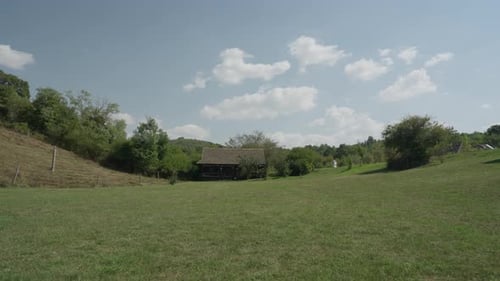 Casa de madera en la naturaleza durante el verano