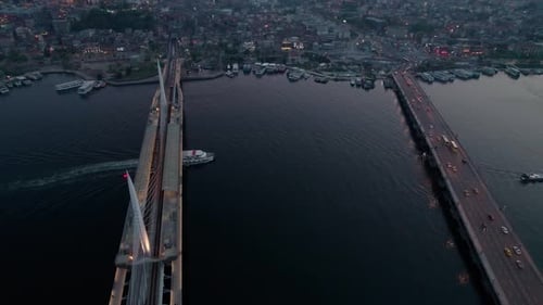 Vista aérea nocturna del Cuerno de Oro y los puentes