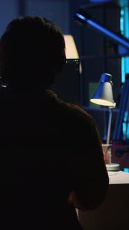 Admin in der Wohnung verärgert über nervige Bugs beim Programmieren