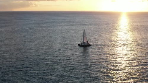 Vue d'Ariel d'un bateau en mer