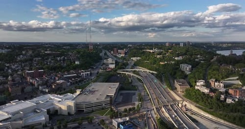 Luftaufnahme der Autobahnen und Gebäude von Cincinnati, Vereinigte Staaten.