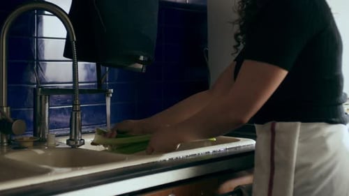 Préparation du céleri dans la cuisine du restaurant