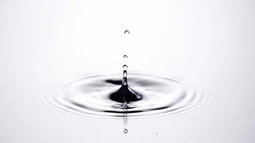 Wassertropfen fallen und spritzen in Zeitlupe