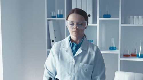 Un scientifique dévoué qui mène des recherches et des analyses dans un environnement de laboratoire moderne