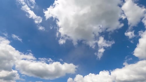 Transformation wunderschöner weißer, geschwollener Wolken. Zeitraffer einer atemberaubenden Wolkenlandschaft, die sich am Himmel bewegt
.