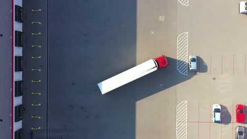 Vue aérienne des conteneurs de fret et de l'entrepôt de distribution