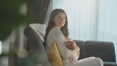 Mujer amamantando a un bebé pequeño