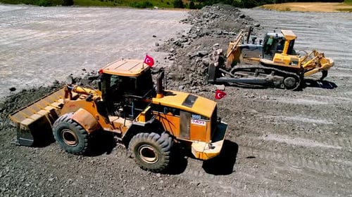 Épandage de roches dans la construction de routes