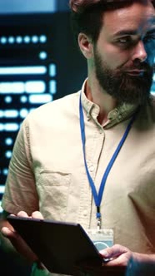 Ein Entwickler von Vertical Composition stellt die Serverrauminfrastruktur vor