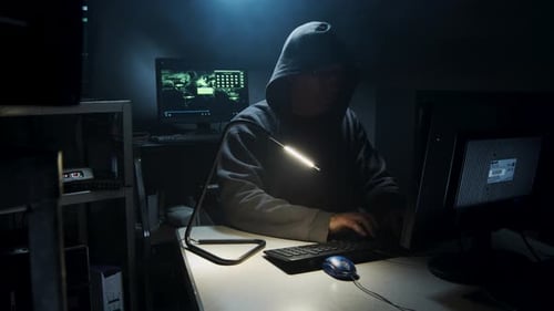 Un pirate informatique saisit du code informatique.