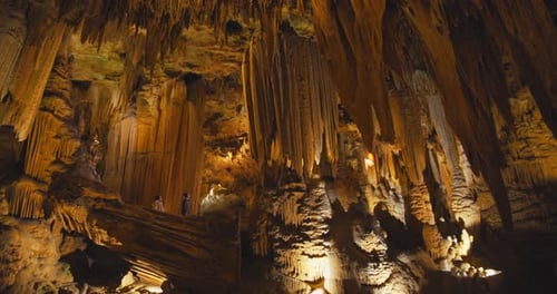 Touristen erkunden die alte unterirdische Welt der Luray-Höhlen in Virginia