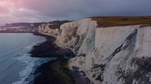 Hermosa vista aérea sobre los acantilados blancos de Dover.