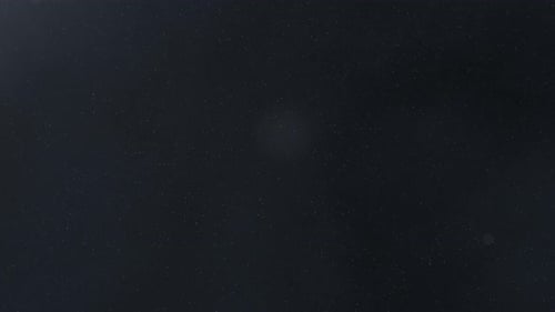 Céu noturno estrelado com nuvens suaves e lentas. Estrelas cósmicas, céu noturno, fundo escuro
.