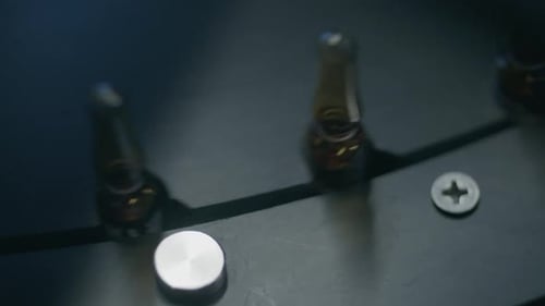 Varias botellas oscuras con medicamentos circulan en movimientos circulares, lo que garantiza un movimiento eficiente