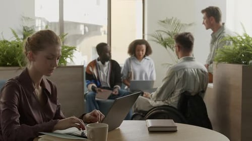 Femme travaillant sur un ordinateur portable dans un espace de coworking