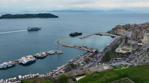 Vue aérienne par Drone du vieux port de Corfou avec des bateaux, des yachts et des ferries près des remparts historiques de la ville