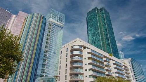 Ansicht Blick nach oben auf die moderne Bürogebäudearchitektur im Finanzviertel Geschäfts- und