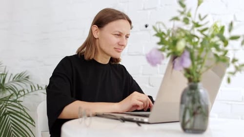 Überarbeitete kaukasische Frau mit Sehproblemen Schielen, die am Laptop arbeiten, leiden unter Überanstrengung der Augen