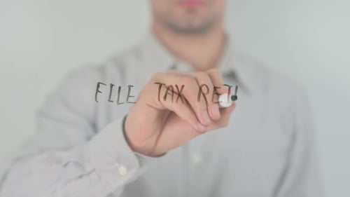Steuererklärung einreichen, auf transparentem Bildschirm schreiben