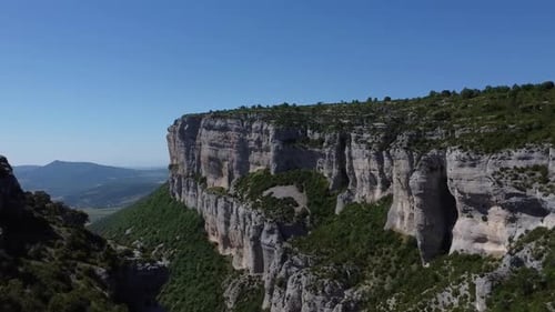 Luftbild einer großen Felsschlucht. Steinmauern, senkrechte Felsen, Schwindelgefühl. Entspannende Natur