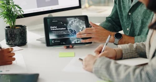 Transformation numérique, mains et tablette avec une équipe commerciale au bureau pour l'enseignement