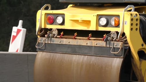 Tambour rotatif de compacteur à rouleaux comprimant l'asphalte