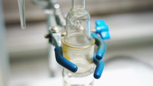 Un liquide clair s'écoule le long de la paroi du bulbe dans les fractions d'huile