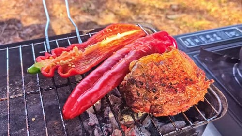 Steak grillé aux poivrons rouges doux sur feu de charbon